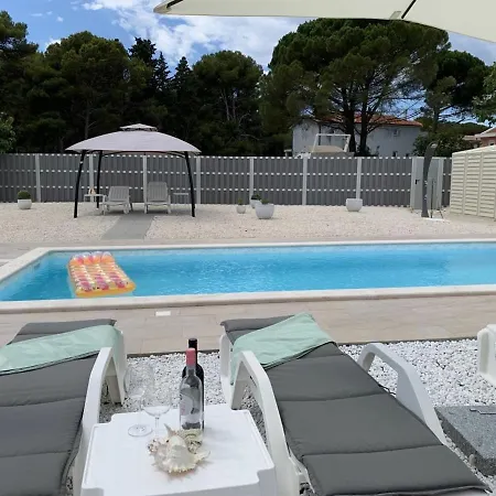 Apartment Black Pearl Souterain 5 Personen With Free Ev Ch-station Fazana