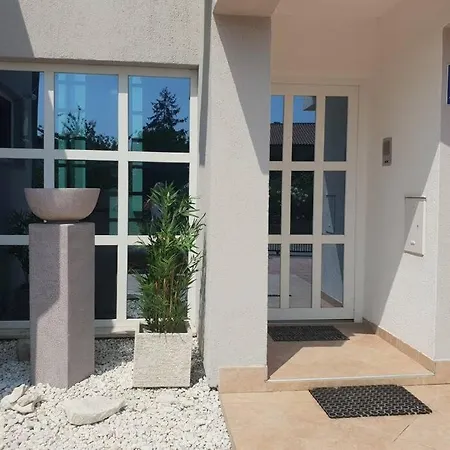 Black Pearl Souterain 5 Personen With Free Ev Ch-station Appartamento Fažana
